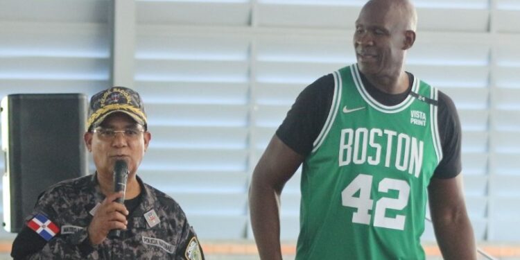 Tito Horford realiza clínica deportiva a niños del Nuevo Domingo Savio