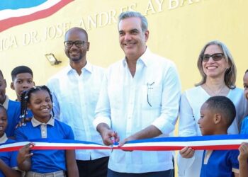 Presidente Abinader inaugura centros educativos, un puente y entrega 236 apartamentos