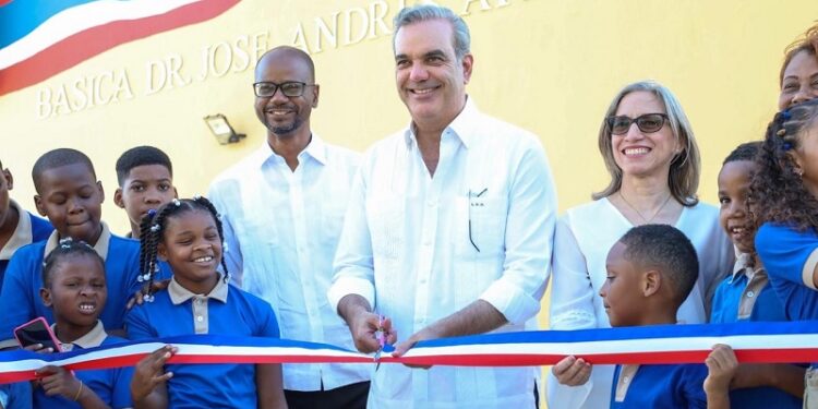 Presidente Abinader inaugura centros educativos, un puente y entrega 236 apartamentos