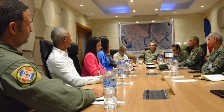 Alto mando militar y funcionarios civiles analizan posible evacuación aérea ante escalada de violencia en Haití