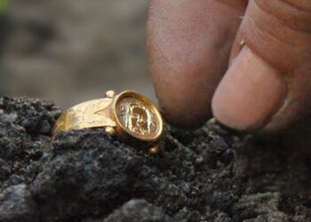 Hallan un anillo de oro impecable de 500 años