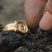 Hallan un anillo de oro impecable de 500 años
