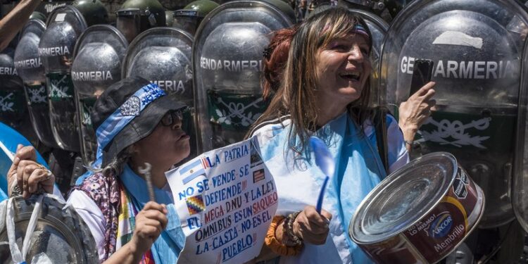 Paro docente en Argentina: el gremio toma las calles contra los recortes de Milei