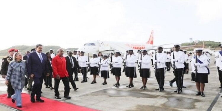 Presidente de Venezuela arriba a San Vicente para participar en Cumbre de la Celac