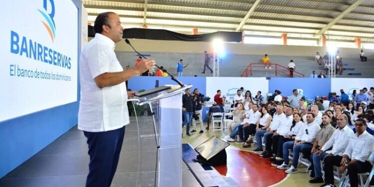 Banreservas congrega a cientos de jóvenes con «Bancarizar es Patria»