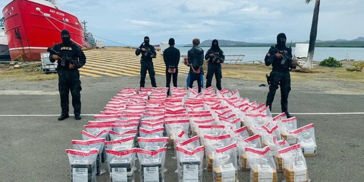 Ocupan 754 paquetes de cocaína en costas de Baní