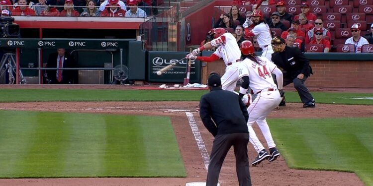 Otra hazaña para Elly de la Cruz: Dar ruedas de prensa en inglés