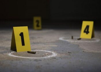 Policía investiga muerte de dos hombres en kilómetro 30 de la autopista Duarte