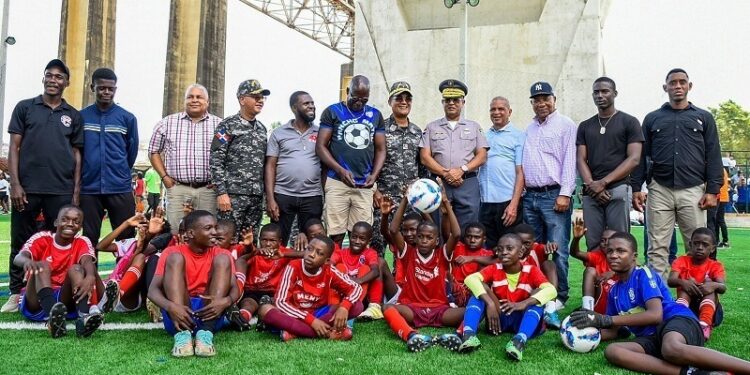 Director General de la PN participa en torneo de fútbol en homenaje a Leo Corporán
