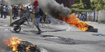 Caos y anarquía: asalto coordinado de bandas contra edificios gubernamentales en Haití