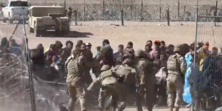 Un centenar de inmigrantes derriba a los guardias en la frontera con EE.UU. (VIDEO)