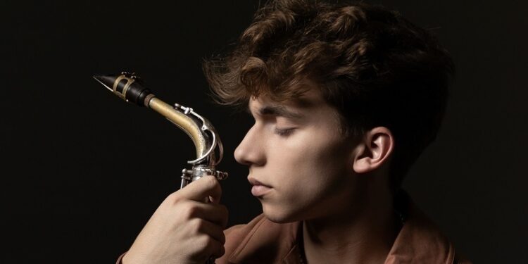 Joey Calveiro reúne Dream Team en su álbum debut «Among the Stars»
