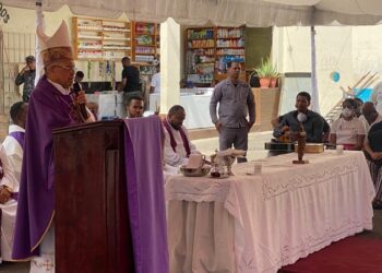 Realizan misa en memoria de privados de libertad fallecidos en incendio de La Victoria