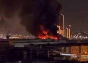 Incendio tras el tiroteo masivo en la sala de conciertos en Moscú