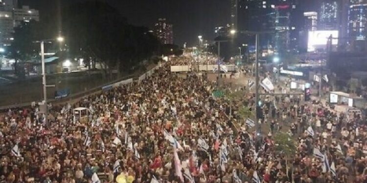 Israelíes exigen renuncia de Netanyahu y regreso de rehenes