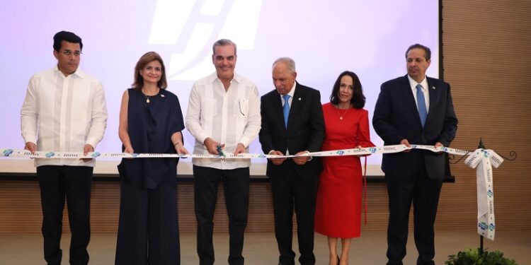 Presidente Abinader asiste a inauguración del HOMS Health and Wellness Center