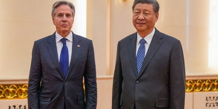 Blinken lanza advertencias a Pekín durante su visita a China