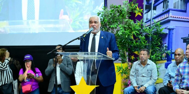 Radhamés Cacho y Eduardo Hidalgo la emprenden contra el presidente Abinader y el MINERD