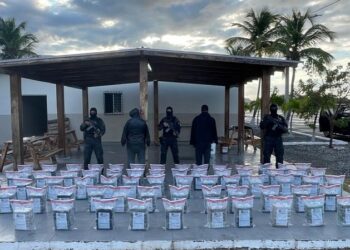 Autoridades arrestan a dos y ocupan 400 paquetes de cocaína