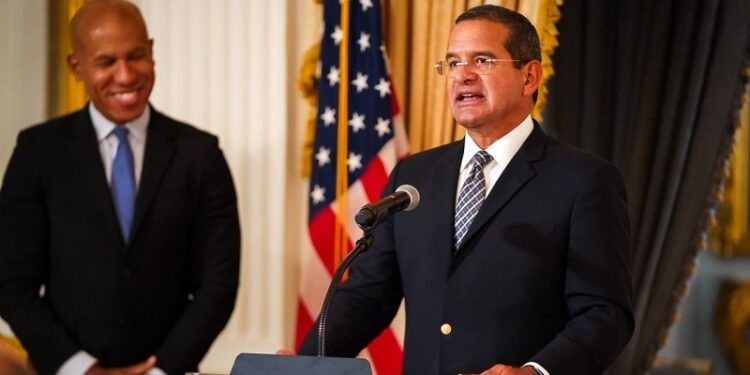 Gobernador afianza lazos con el Tesoro Federal para evitar lavado de dinero en Puerto Rico