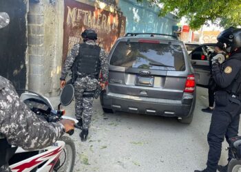 Policía captura a tres hombres, uno de ellos buscado por homicidio desde el año 2019