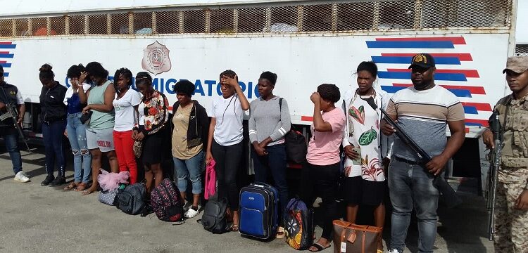 Desmantelan centro de acopio de indocumentados haitianos y detienen 72