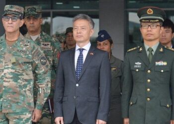 Ministro Defensa Díaz Morfa recibe a embajador y al primer agregado de Defensa de China en RD