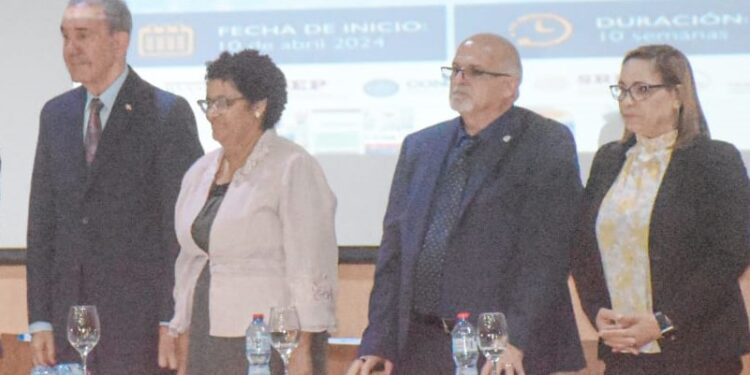 Mescyt y Universidad Santander lanzan diplomado en competencias didácticas para beneficiar a 50,000 docentes en el país