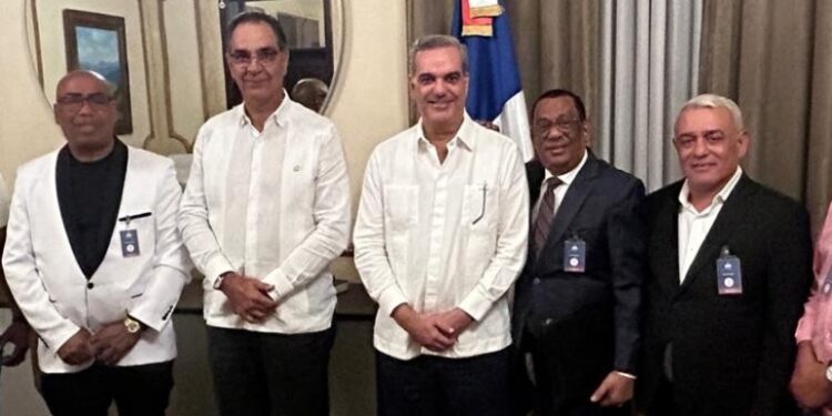 Abinader recibe en el Palacio Nacional a empresarios dominicanos residentes en Puerto Rico