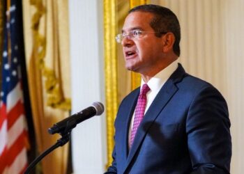 Gobernador Pierluisi entrega 39 ambulancias y anuncia municipios se unen al 9-1-1