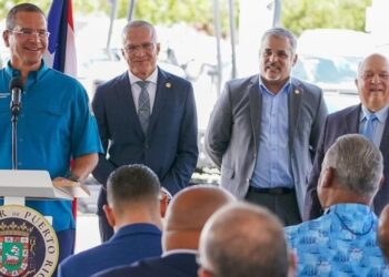 Gobernador Pierluisi entrega 39 ambulancias y anuncia municipios se unen al 9-1-1