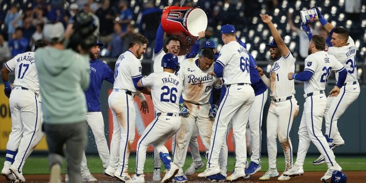 Elly, Holliday destacan entre los temas a seguir más fascinantes de G.L.