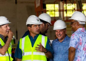 Pierluisi realiza impactos comunitarios en Vieques y visita progreso de la construcción del Hospital