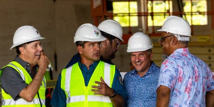 Pierluisi realiza impactos comunitarios en Vieques y visita progreso de la construcción del Hospital