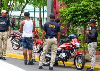 Policía apresa a dos hombres acusados de múltiples robos y asaltos en La Romana