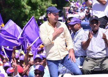 Abel Martínez acusa al presidente Abinader de jugar a la «tibieza y el engaño»