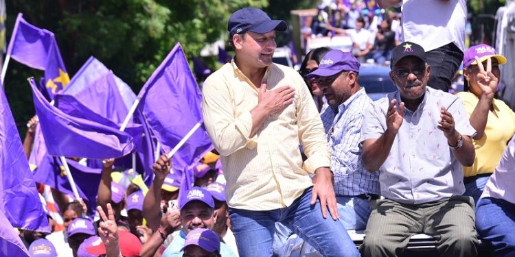 Abel Martínez acusa al presidente Abinader de jugar a la «tibieza y el engaño»