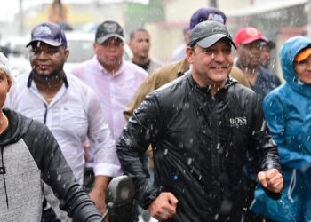 Abel Martínez dice que lluvia en su visita a SFM “sella la esperanza de un futuro seguro”