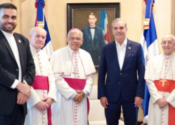 Abinader recibe visita del cardenal italiano Fernando Filoni