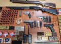 Policía y Ministerio Público confiscan armas de fuego ilegales, rifle y decenas de municiones
