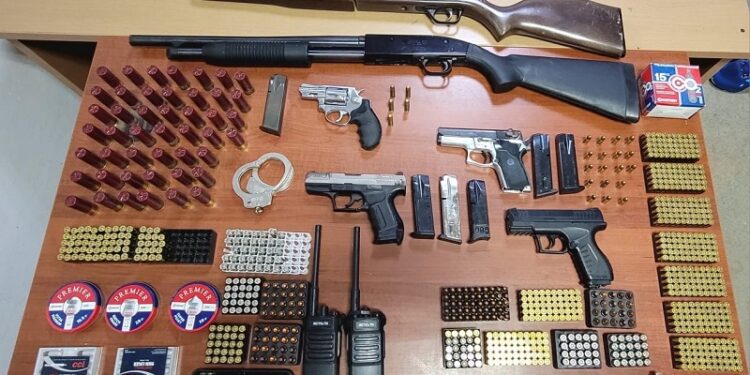 Policía y Ministerio Público confiscan armas de fuego ilegales, rifle y decenas de municiones