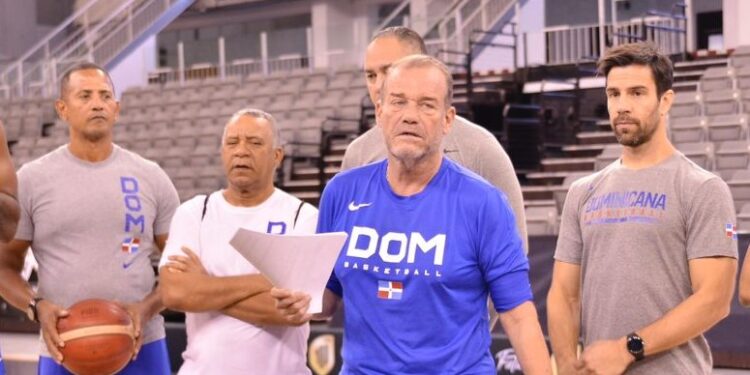 Fedombal anuncia regreso Ché García a dirección técnica del equipo nacional de baloncesto