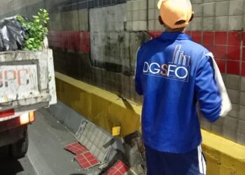 Caen cerámicas en latera del túnel de la 27 de febrero