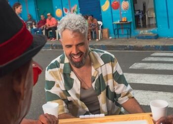 Daniel Santacruz lanza «Poniendo Fichas»