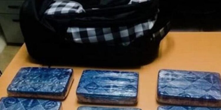 Autoridades se incautan de 20 paquetes de cocaína en aeropuerto de Punta Cana