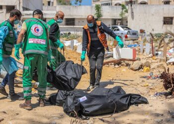 Hallan una tercera fosa común en el hospital Al Shifa de Gaza