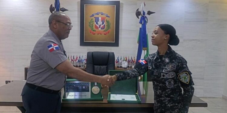 Director de la Policía recibe a la primera mujer en capacitarse en Dubái