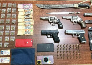 Incautan armas de fuego ilegales, droga y diversas municiones en Santiago