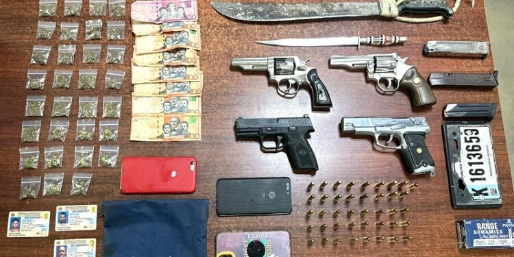 Incautan armas de fuego ilegales, droga y diversas municiones en Santiago