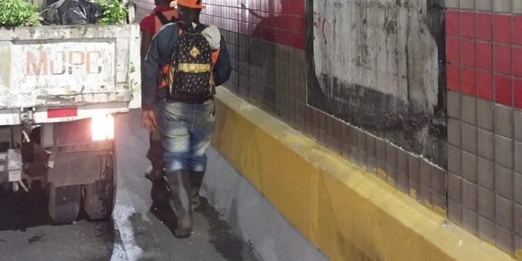 Se desprende parcialmente la cerámica del túnel de la 27 de Febrero